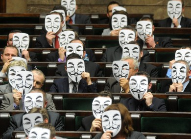 Νομοθέτες της Πολονίας δαδήλωνουν στη βουλη της χώρας κατα της ACTA
